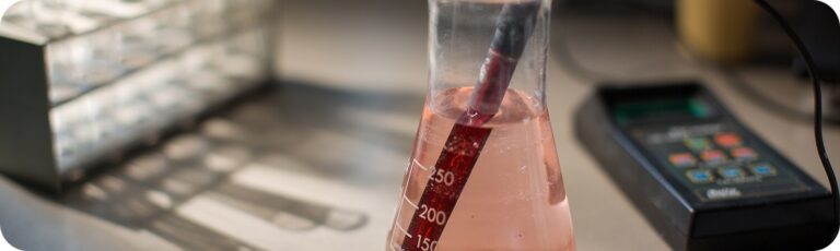 Vista laterale di una sostanza abrasiva liquida in un becher sulla quale stanno venendo effettuare delle misurazioni nel laboratorio di ricerca e sviluppo interno ad Alchem