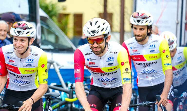 Alchem abrasivi - sponsor team Beltrami TSA Tre Colli ciclismo atleti alla partenza