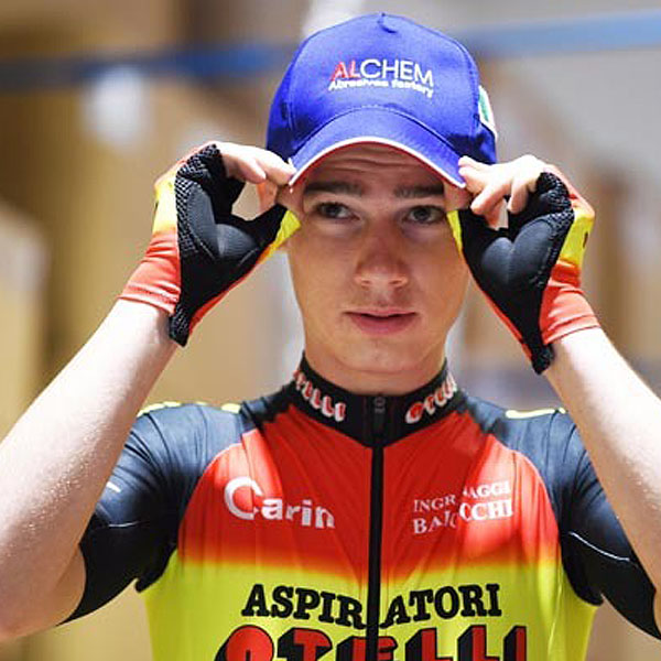 Squadra ciclisitica Otelli Alchem CWC atleta con cappello Alchem