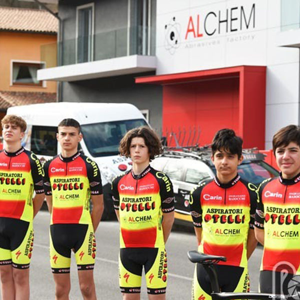 Squadra ciclisitica Otelli Alchem CWC presentazione esterna ad Alchem