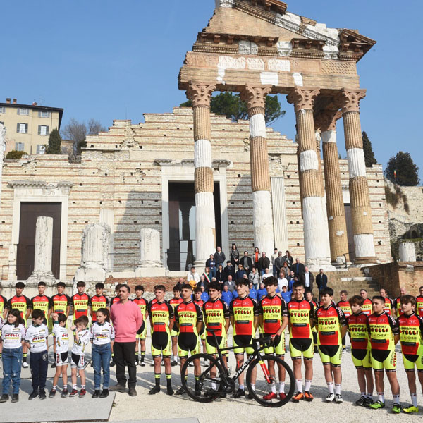 Squadra ciclisitica Otelli Alchem CWC presentazione Santa Giulia squadra