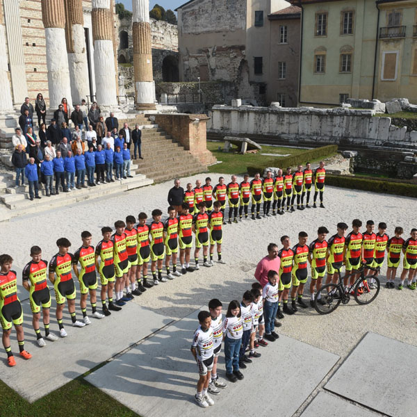 Squadra ciclisitica Otelli Alchem CWC presentazione Santa Giulia