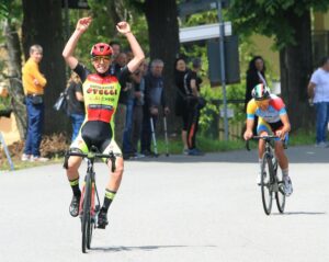 Vista di un ciclista che festeggia dopo l'arrivo