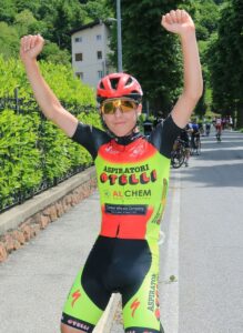 Foto di squadra del team Otelli che festeggia la vittoria al Brinzio