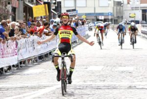 Vista di un ciclista che festeggia dopo l'arrivo al giro del Friuli