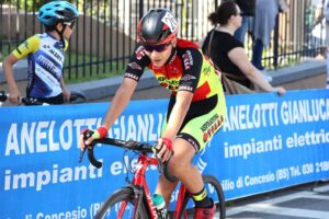 Vista di un ciclista dopo l'arrivo al giro del Friuli